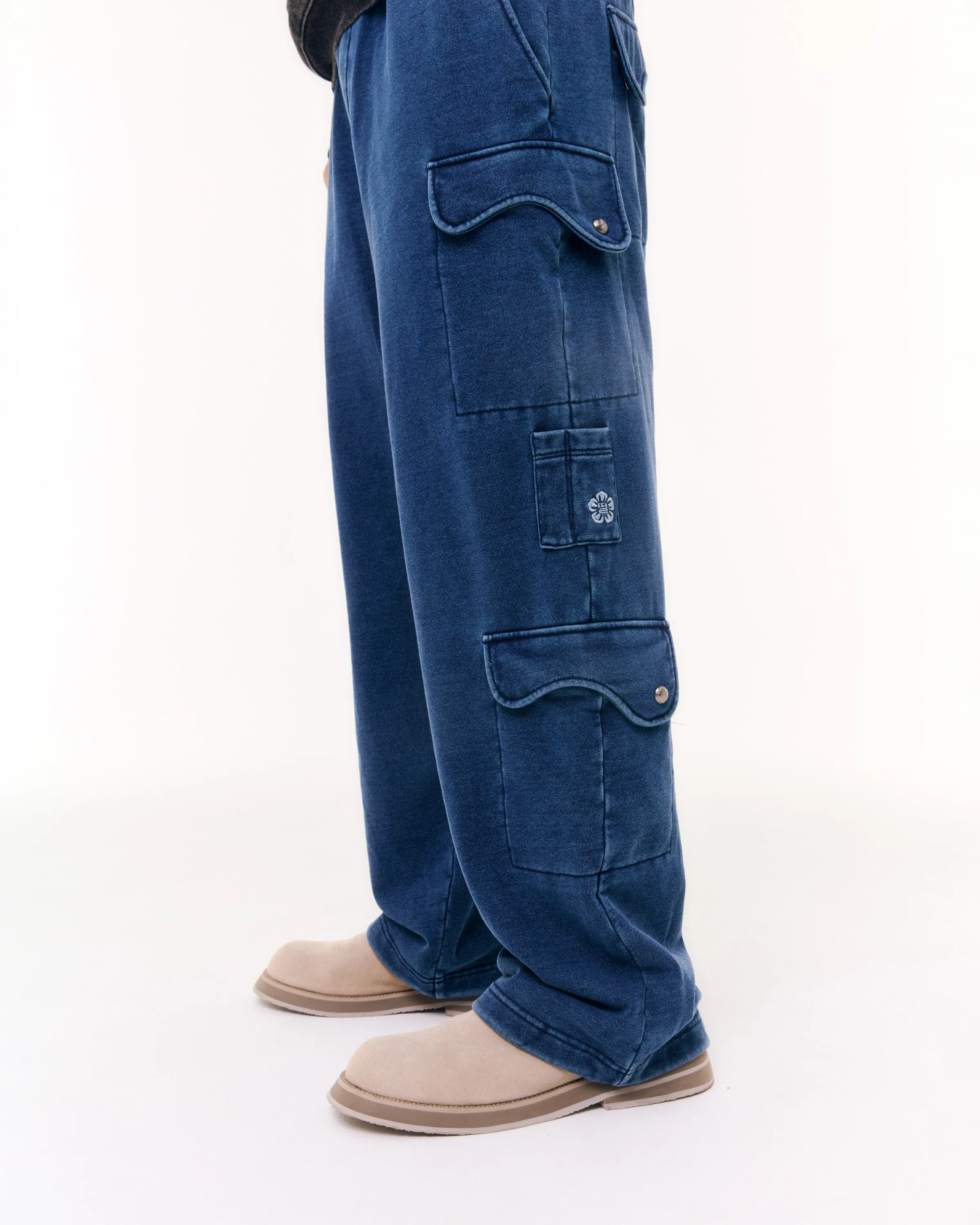 INDIGO WASH CARGO SWEATPANTS