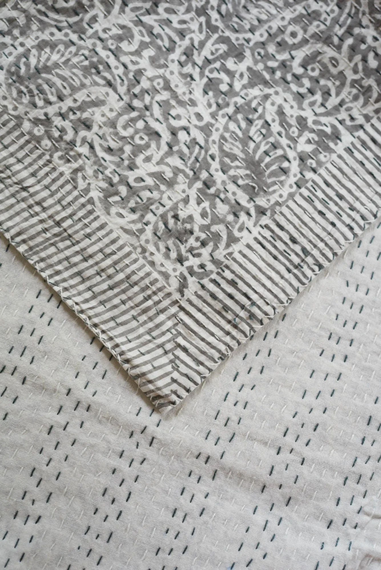 Kantha Quilt Silver Grey Daisy